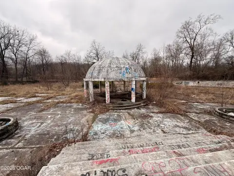 Iconic Property Near I-44