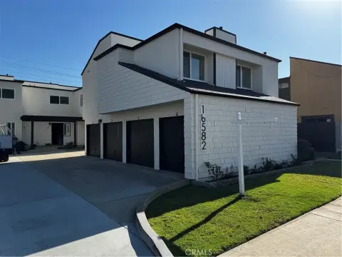 Newly Remodeled 4-Plex with Fireplaces