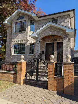 Bayside Mixed-Use Property For Sale