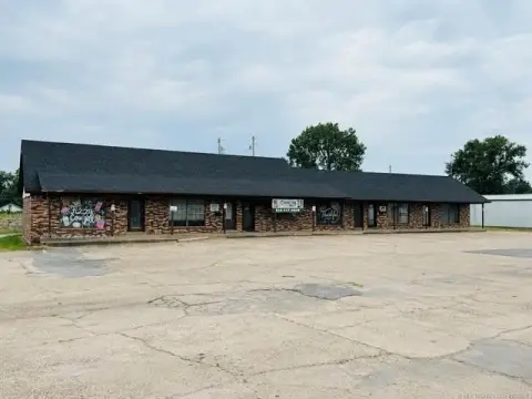 Multi-Suite Retail Building