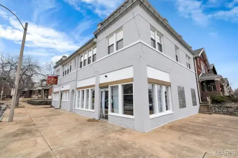 Mixed-Use Restaurant and Apartments