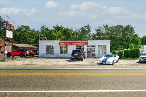 Versatile Commercial Building on High-Traffic Corridor