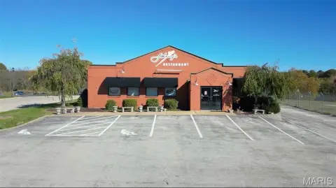 Highway-Facing Restaurant Building