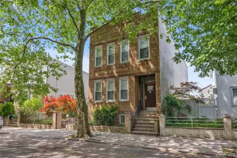 Glendale Multifamily with Garage Income