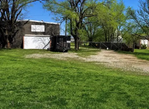 Insulated Flex Building with Fenced Yard