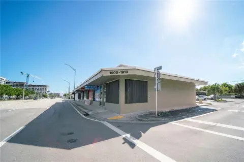Corner Retail Unit in Fort Lauderdale
