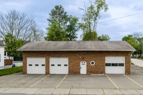 Flex Building With Garage Bays