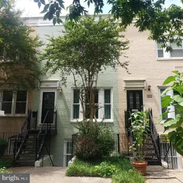 Townhouse-Style Lower Level Apartment