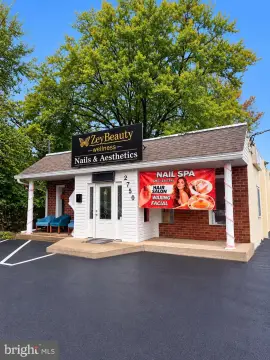 Beauty Salon with Private Rooms