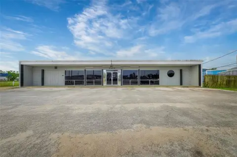 Freestanding Flex Space with Carport