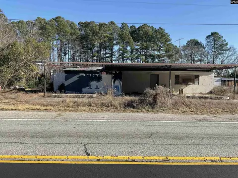 Retail Storefront Building on Highway