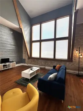 Downtown Seguin Loft/Workspace for Rent