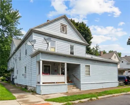Well-Maintained Triplex With Flexible Layout
