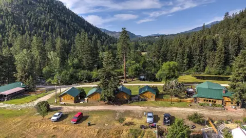 Mountain Resort With Guest Cabins