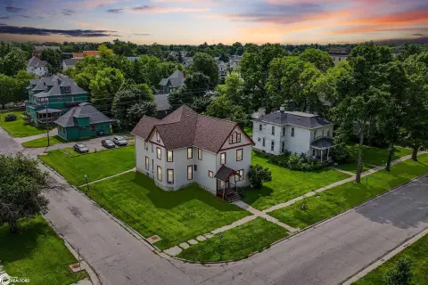 Renovated Four-Square Near Grinnell College