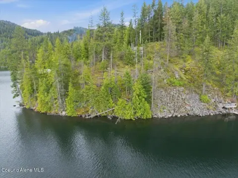 Lakeshore Land with Dry Cabin