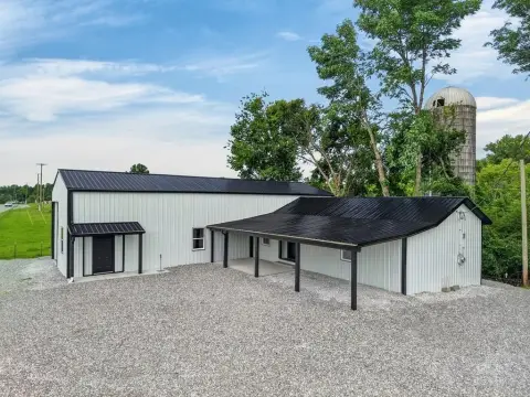 Renovated Flex Building with Living Quarters