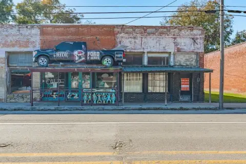 Legendary Restaurant Opportunity in Walnut Springs