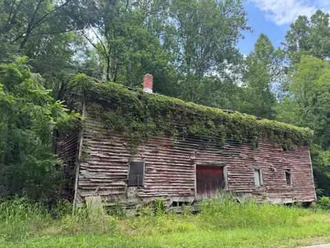 Road-Front Land with Historic Structure