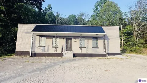 Versatile Commercial Building in Greensburg
