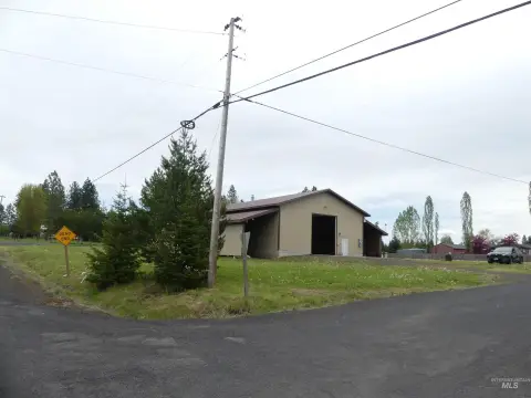 Spacious Shop on Multiple Lots