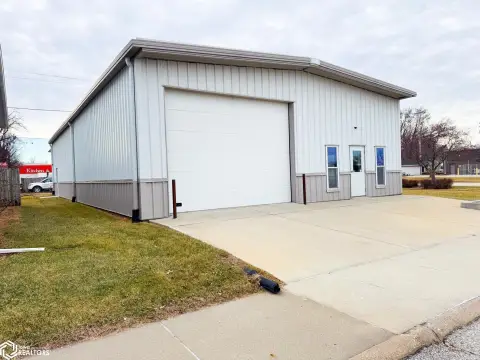 Modern Commercial Building in Red Oak