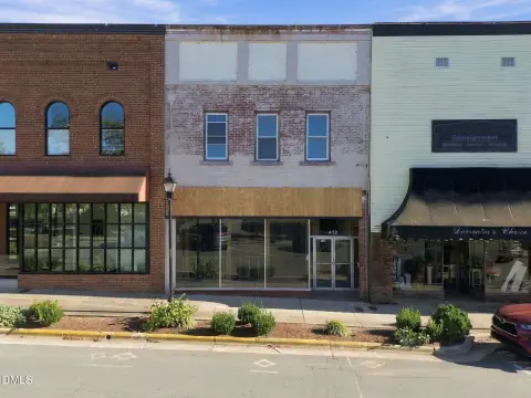 Mixed-Use Building with Upstairs Apartment