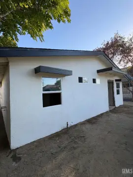 Renovated Duplex with Covered Parking