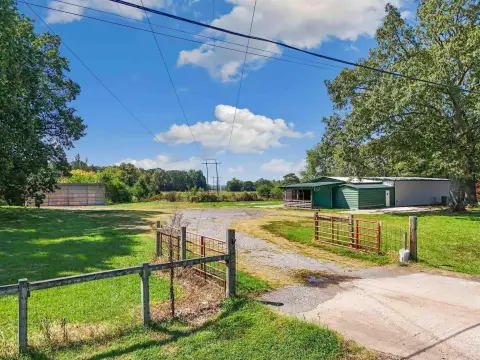 Flex Space with Pole Shed