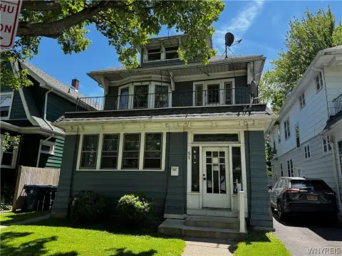 Three-Bedroom Duplex with Backyard