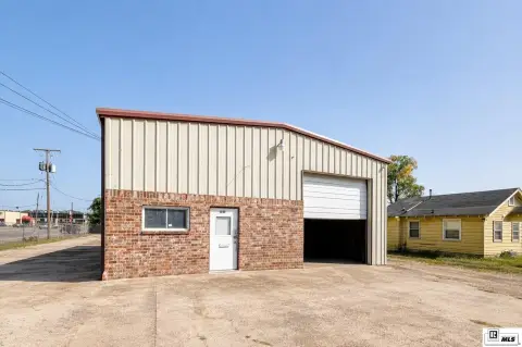 Warehouse with Three Roll-Up Doors