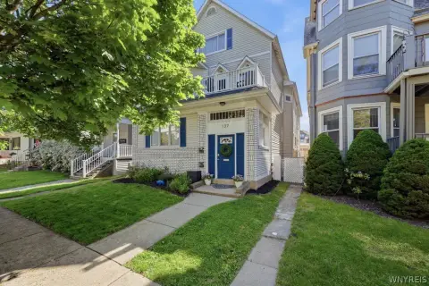 Duplex with Lofted Upper Unit