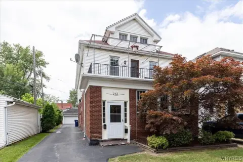 Move-In Ready Duplex With Balconies