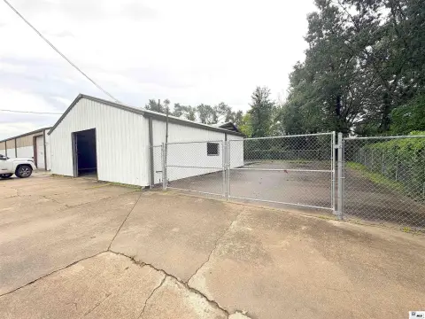 Stand-Alone Warehouse with Overhead Door