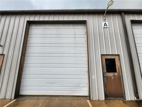 Warehouse Unit with Overhead Bay Door