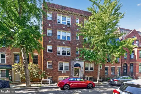 Studio Apartment with On-Site Laundry