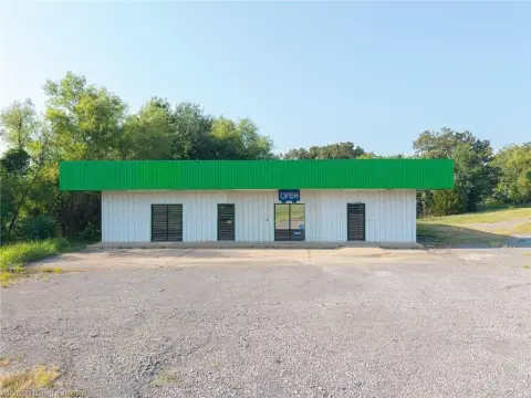 Flexible Commercial Building with Highway Frontage