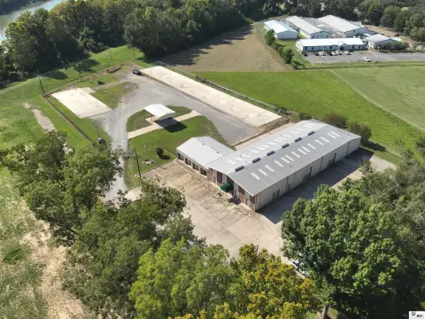 Fenced Flex Facility With Secured Yard