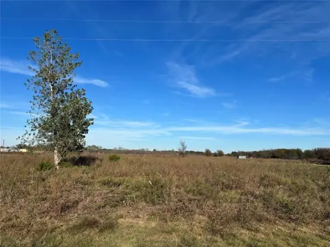 Spacious Land in Navarro County