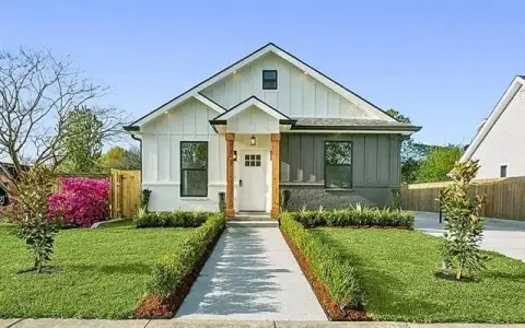Chalmette Duplex: Modern Living