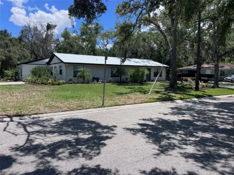 Renovated Triplex Near Manatee River