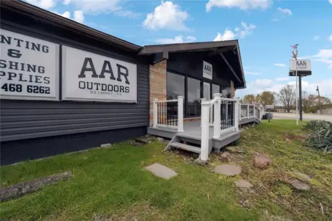 High-Exposure Retail Building on Route 66