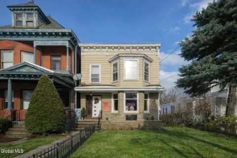 Vacant Mixed-Use Property with Kitchen