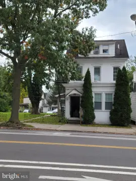 Colonial Six-Unit Apartment Building