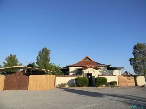 Restaurant With Courtyard Dining