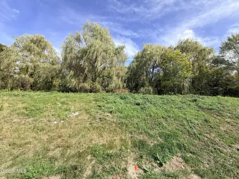Spacious Lot Near Troy