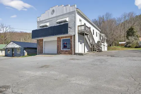 Spacious Mixed-Use Building in Damascus