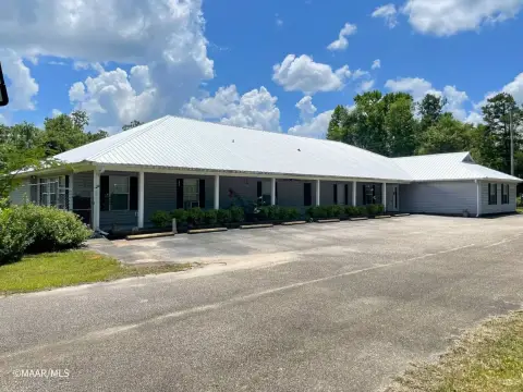 Versatile Commercial Building in Thomasville, AL