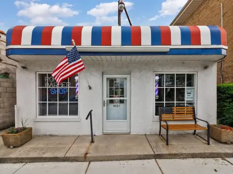 Established Chicago Barbershop with Apartment
