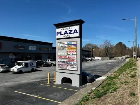 Versatile Retail Storefront in Forest Park